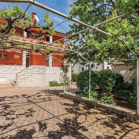 1 Bedroom Lovely Apartment In Ровинь Экстерьер фото