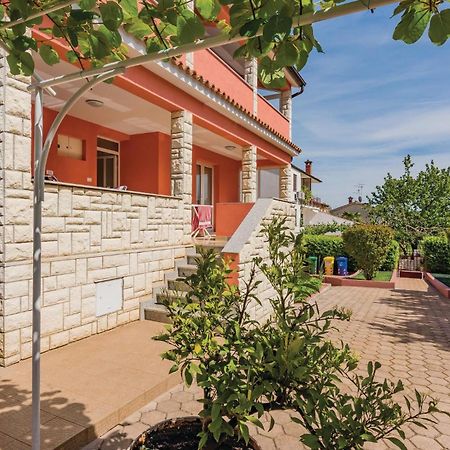1 Bedroom Lovely Apartment In Ровинь Экстерьер фото
