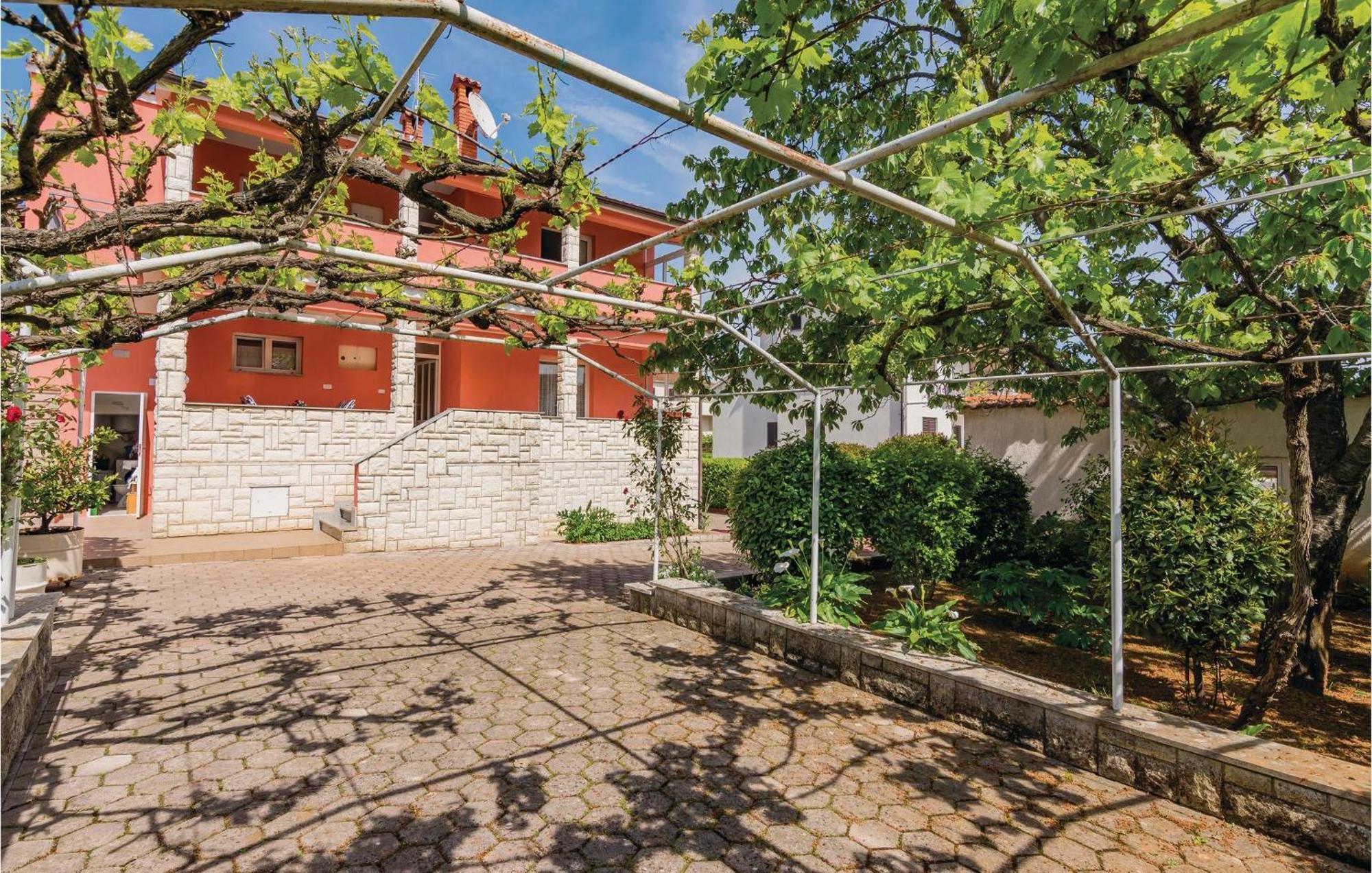 1 Bedroom Lovely Apartment In Ровинь Экстерьер фото