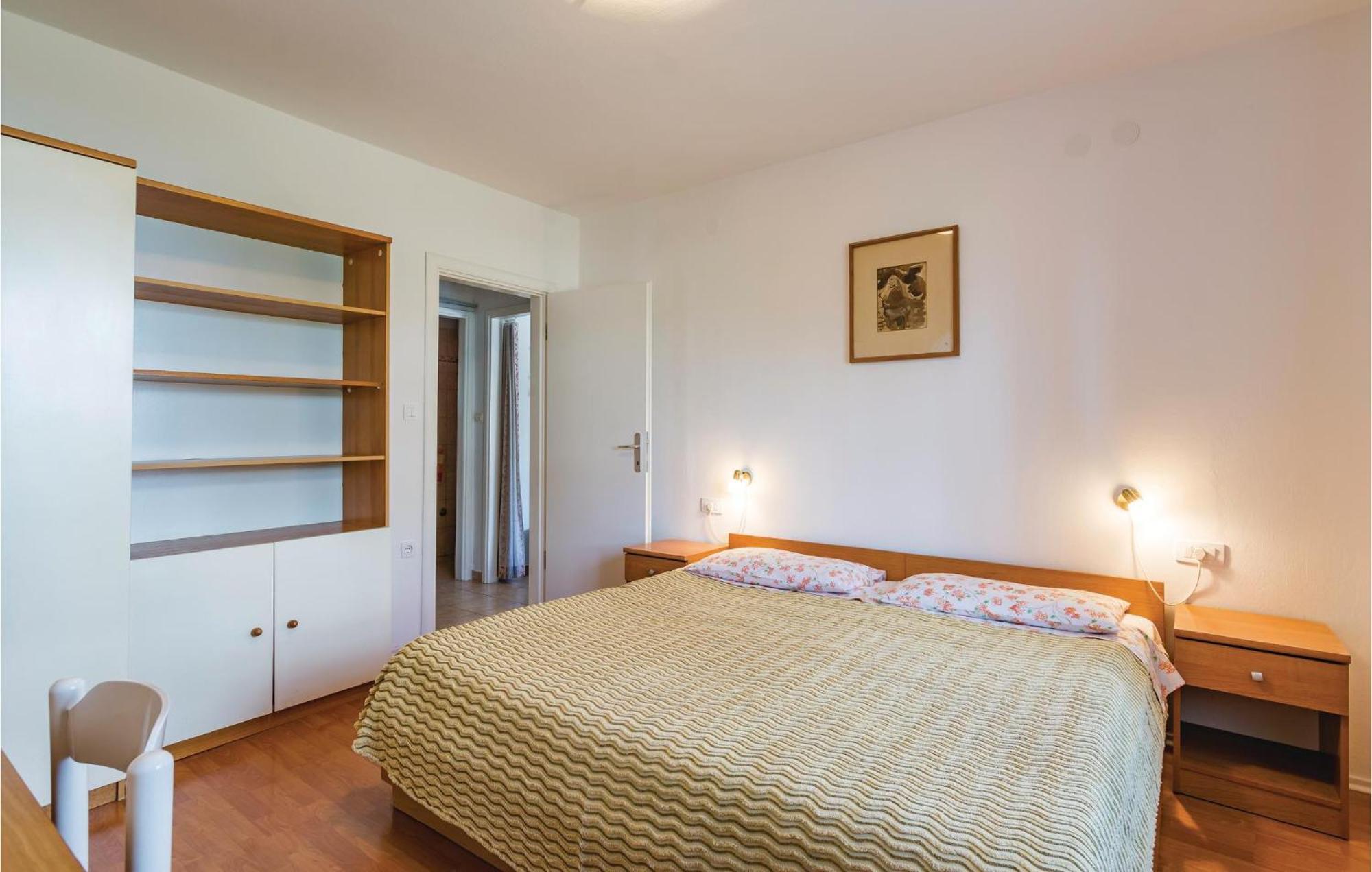 1 Bedroom Lovely Apartment In Ровинь Экстерьер фото
