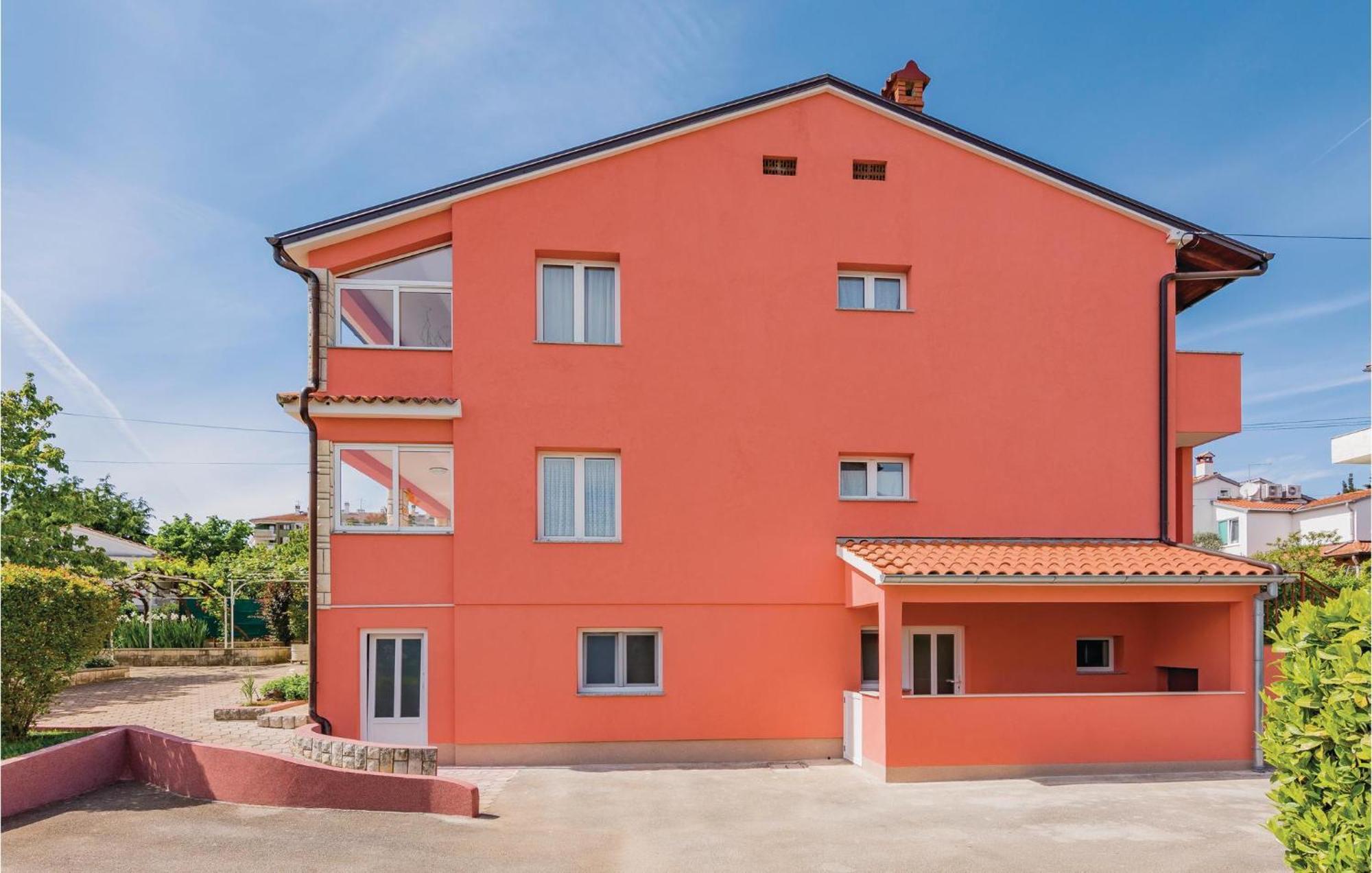 1 Bedroom Lovely Apartment In Ровинь Экстерьер фото