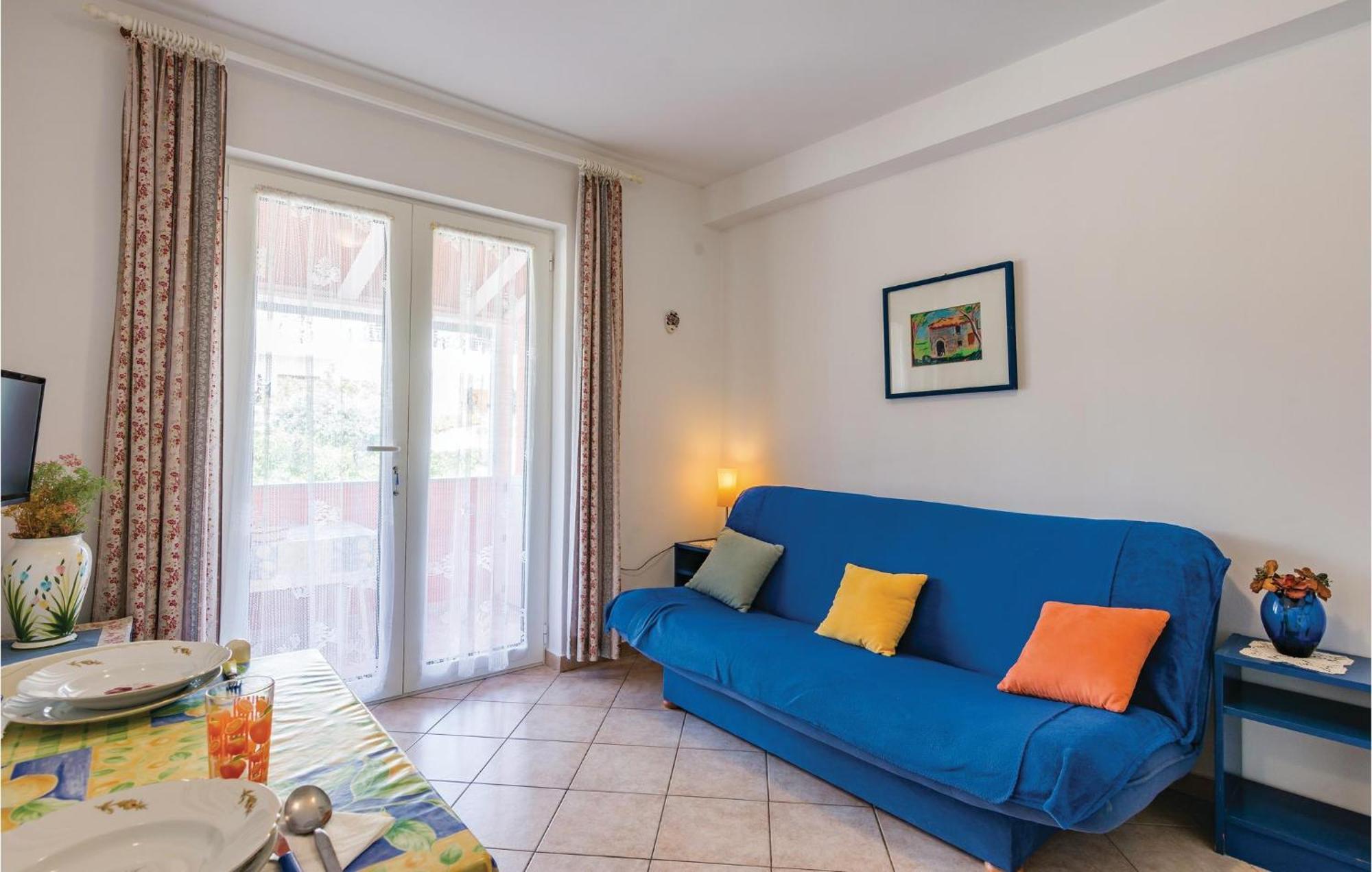 1 Bedroom Lovely Apartment In Ровинь Экстерьер фото